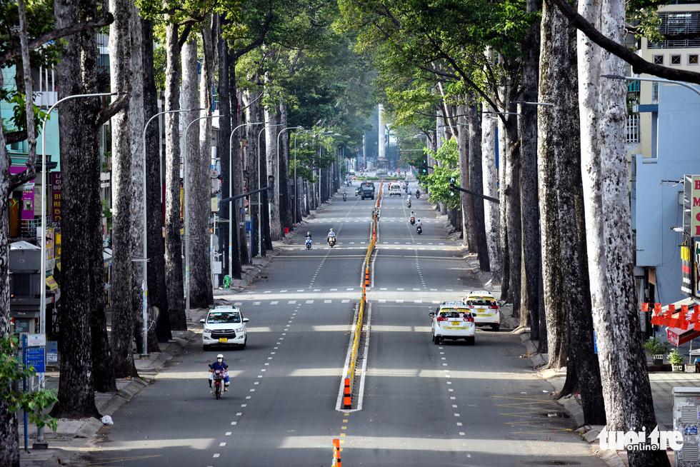 Các tuyến đường Phạm Văn Đồng, Hoàng Văn Thụ, Nguyễn Tri Phương, ngã tư Hàng Xanh... (TP.HCM) vắng bóng người dân qua lại. Chỉ các nhóm ưu tiên được phép lưu thông trên đường.