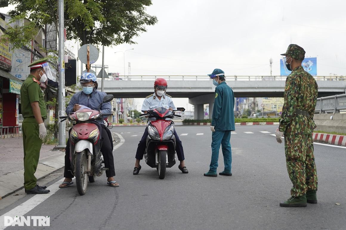 Ngoài ra, quận có thêm 8 tổ tuần tra ban ngày, 4 tổ tuần tra ban đêm để xử phạt các trường hợp ra đường không lý do chính đáng.