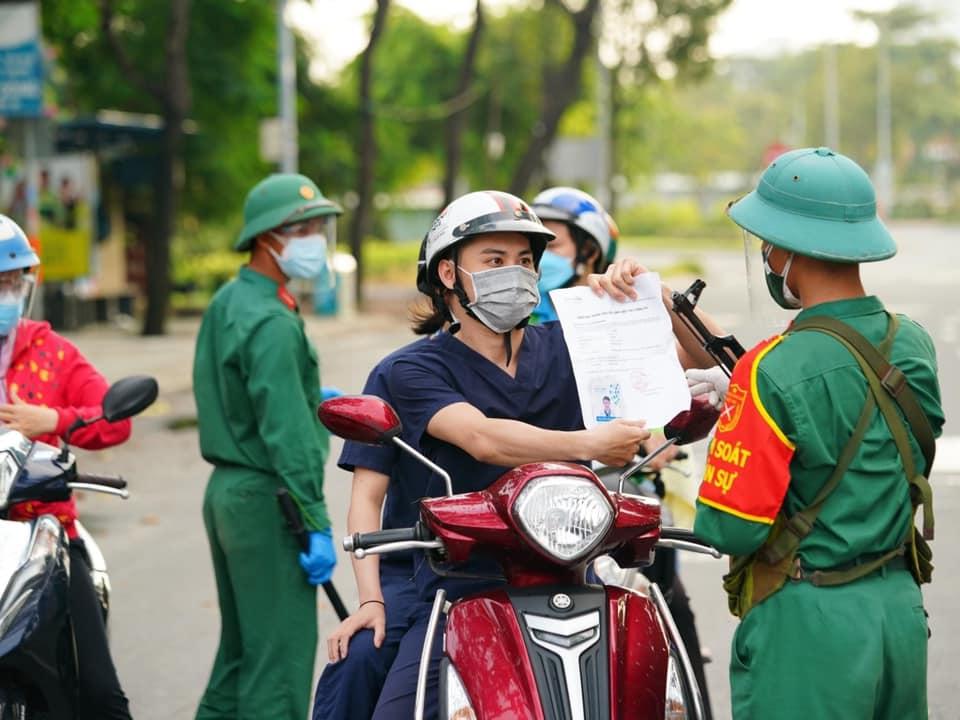 Mỗi chốt trực ngoài lực lượng công an, CSGT còn có 3 chiến sĩ bộ đội tham gia công tác giám sát, kiểm tra người dân nhằm siết chặt giãn cách xã hội, tăng cường kiếm soát, phòng chống dịch Covid-19