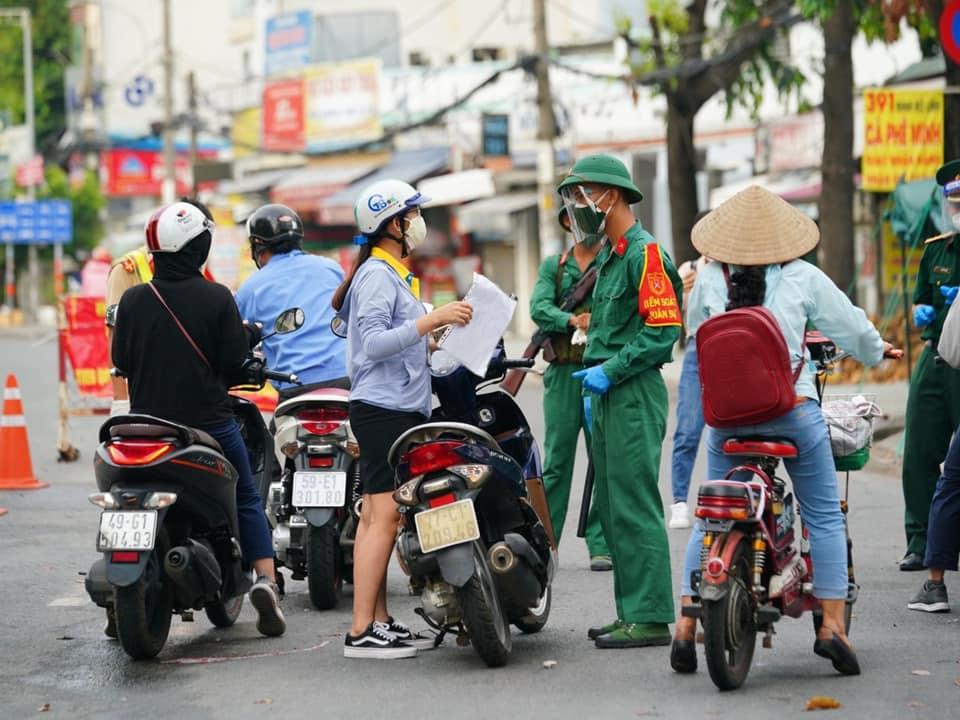 Từ sáng sớm, lực lượng quân đội kiểm tra chặt người dân lưu thông qua các chốt ra vào ở nội thành TP.HCM