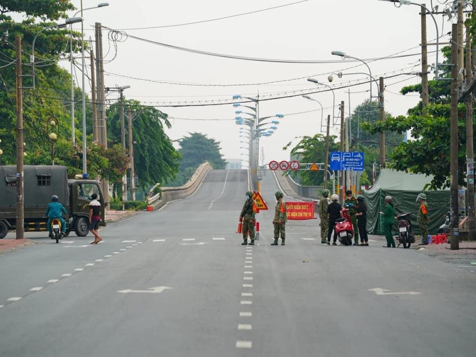 Đường phố vắng vẻ hơn những ngày trước.