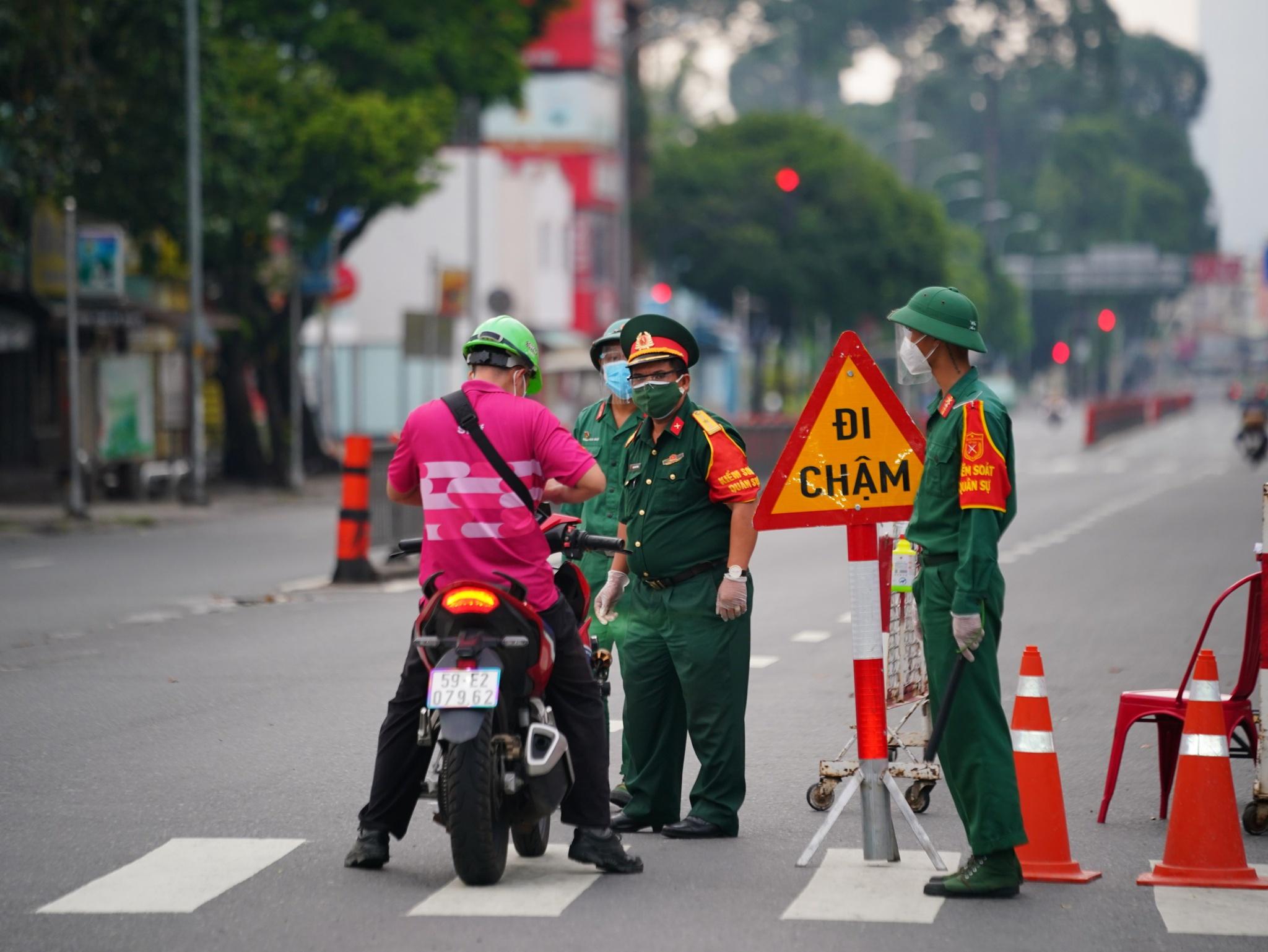 Đại diện Công an Q.Bình Thạnh (TP.HCM) cho biết, sáng nay quận có 15 chốt cấp quận trong đó 9 chốt có lực lượng kiểm soát, 6 chốt đóng kín (có quân đội trực).