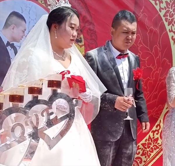 Clip: Chú rể bị hội bạn tạt bột mì tới tấp để chúc mừng đám cưới-3