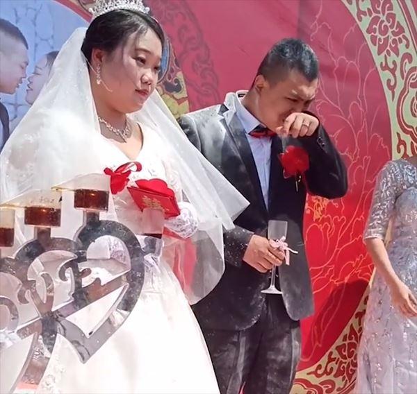 Clip: Chú rể bị hội bạn tạt bột mì tới tấp để chúc mừng đám cưới-4