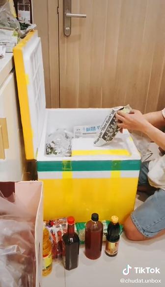 Nhận đồ tiếp tế, trai trẻ bật khóc khui thứ mẹ để trong phong bì-1