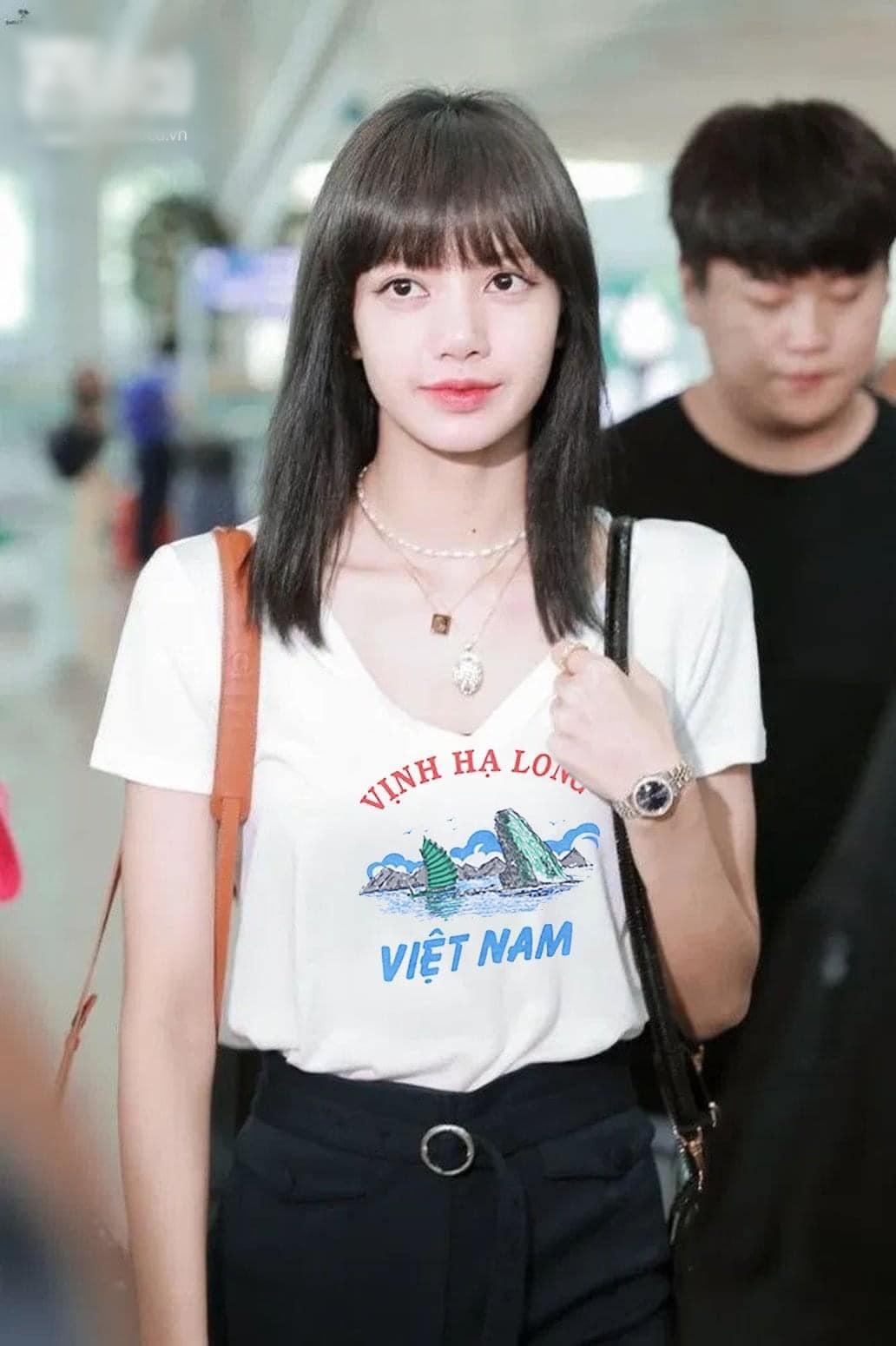 Lisa BLACKPINK diện chiếc áo phông in logo Vịnh Hạ Long ở sân bay.