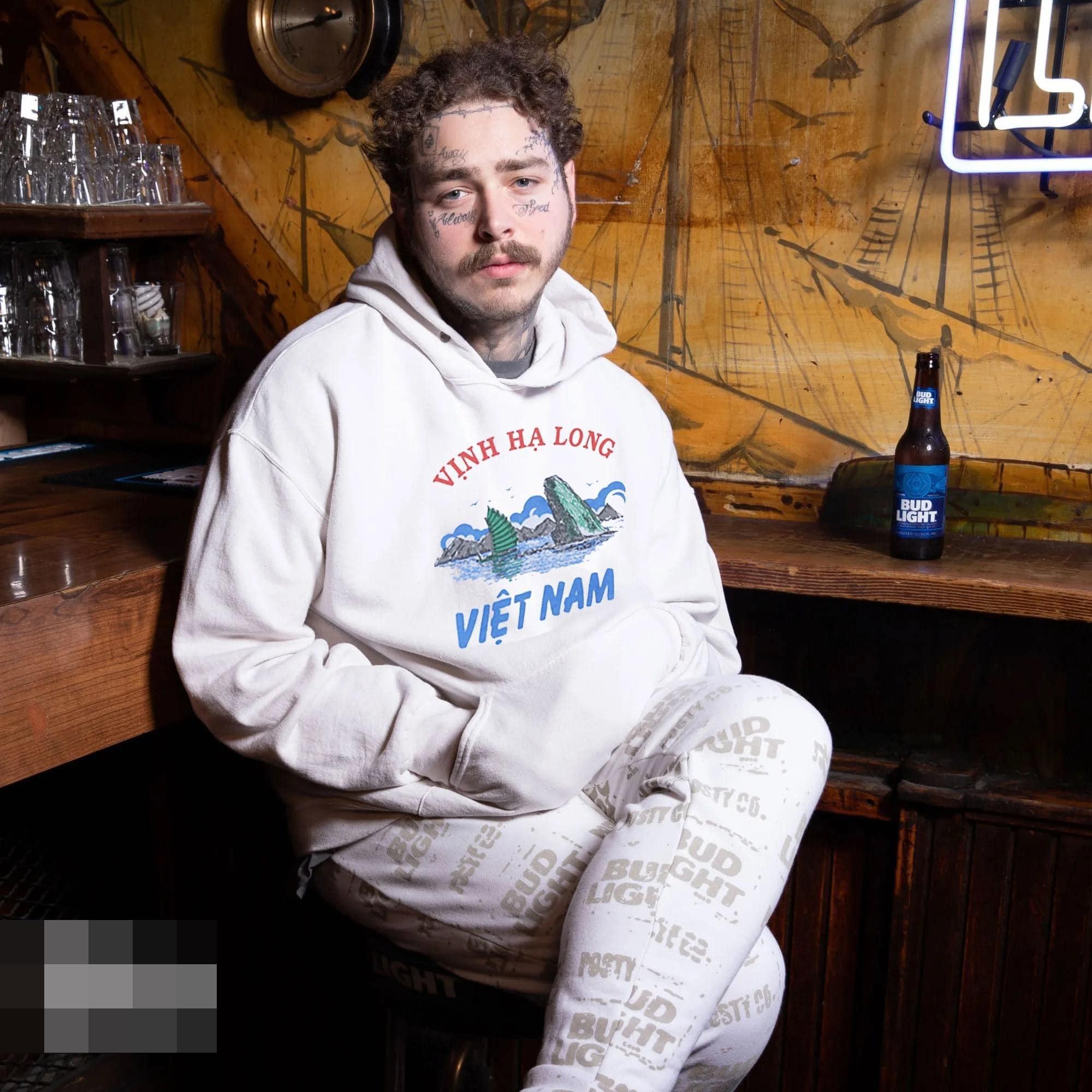 Post Malone phong cách hơn trong thiết kế hoodie trắng với điểm nhấn chính là chiếc logo hòn Trống Mái của Vịnh Hạ Long.