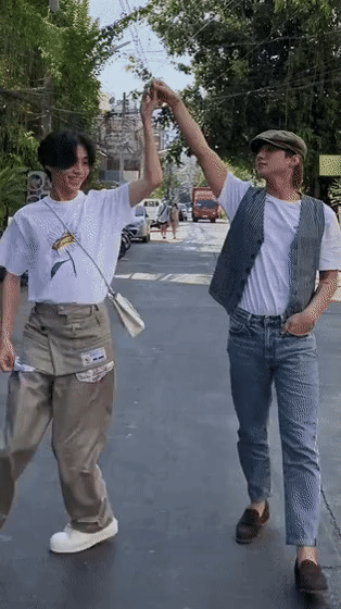 Sơn Tùng nắm tay 1 chàng trai, Diệu Nhi nhảy vào giành chỗ?-3