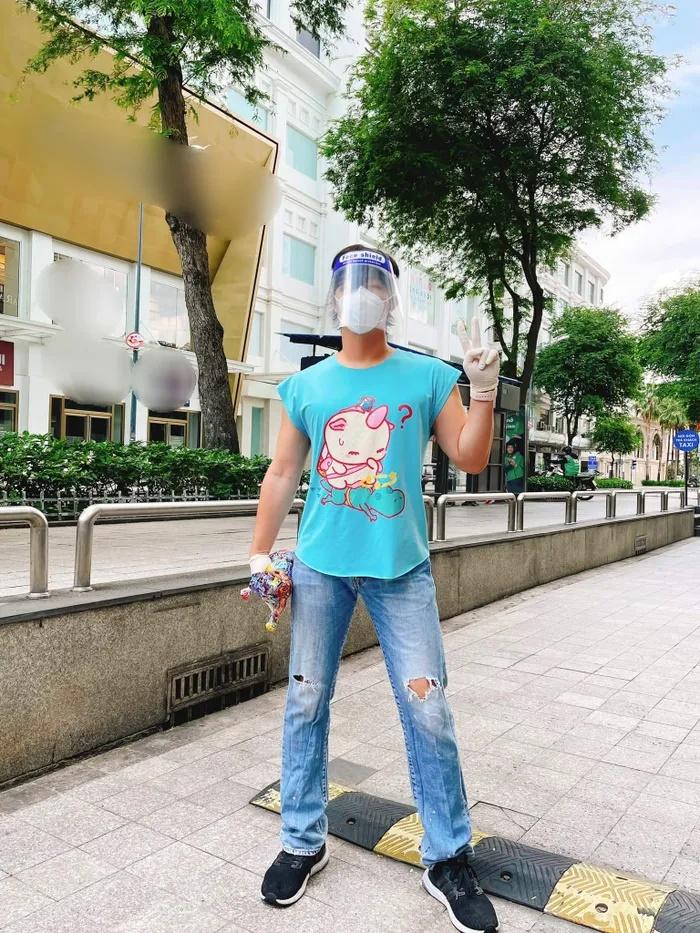 Không nhận ra Nathan Lee mặc áo cute như học sinh đi tiêm vaccine-1