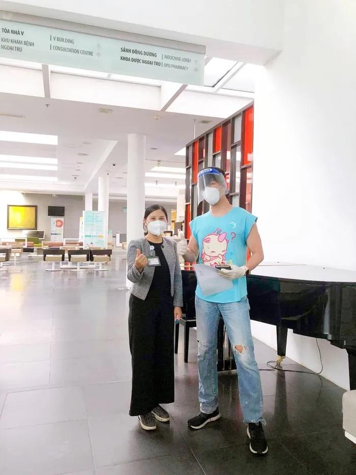 Không nhận ra Nathan Lee mặc áo cute như học sinh đi tiêm vaccine-2