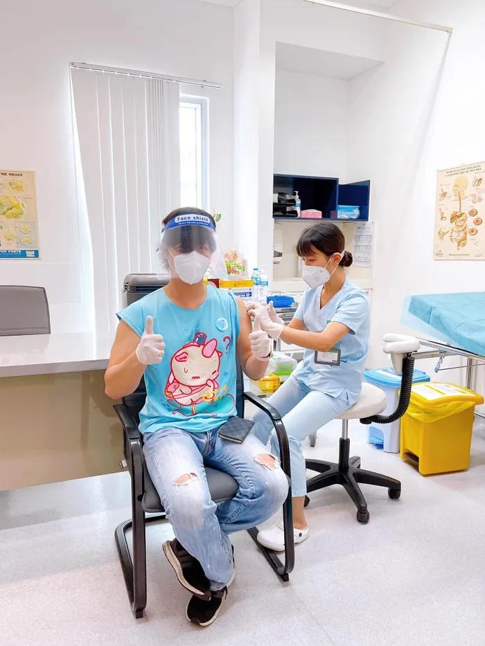 Không nhận ra Nathan Lee mặc áo cute như học sinh đi tiêm vaccine-3