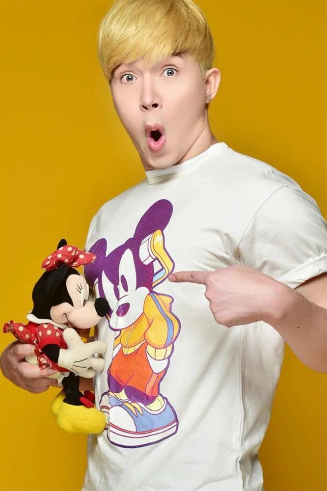 Không nhận ra Nathan Lee mặc áo cute như học sinh đi tiêm vaccine-4