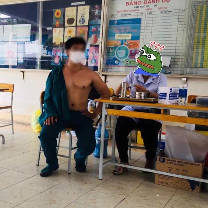 Không nhận ra Nathan Lee mặc áo cute như học sinh đi tiêm vaccine-9