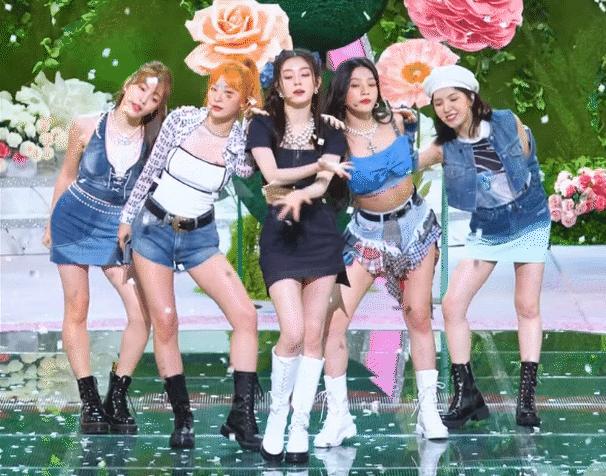 Cột sống của Red Velvet bất ổn khi chờ mãi cameraman không hô cắt-1