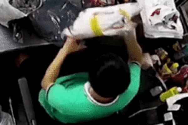 Clip: Cô hồn thảnh thơi, nhảy chân sáo khi nhận lộc cả mâm cỗ rằm-3