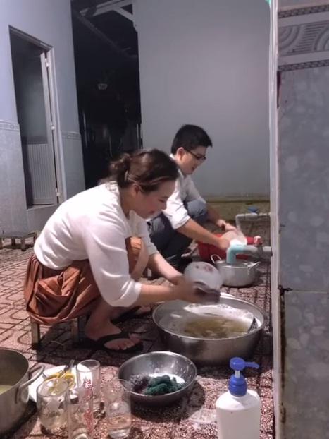 Vợ đại gia của Quý Bình rửa bát nhoay nhoáy khi về nhà chồng-3
