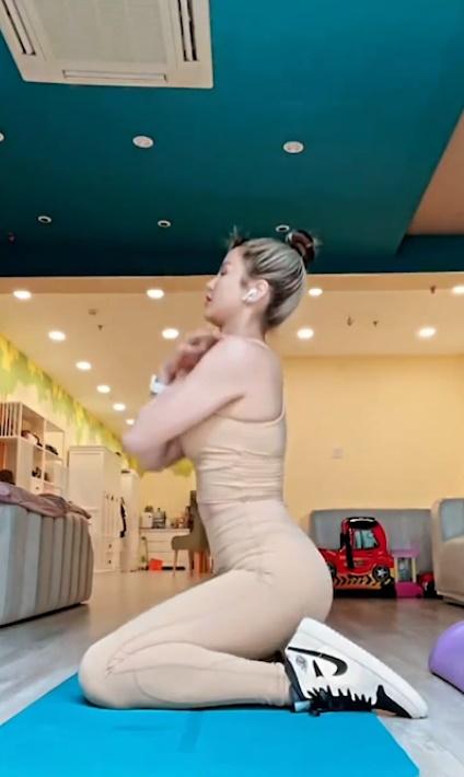 Diệp Lâm Anh 2 lần gây hoang mang vì diện đồ tập nude ngỡ khỏa thân-2