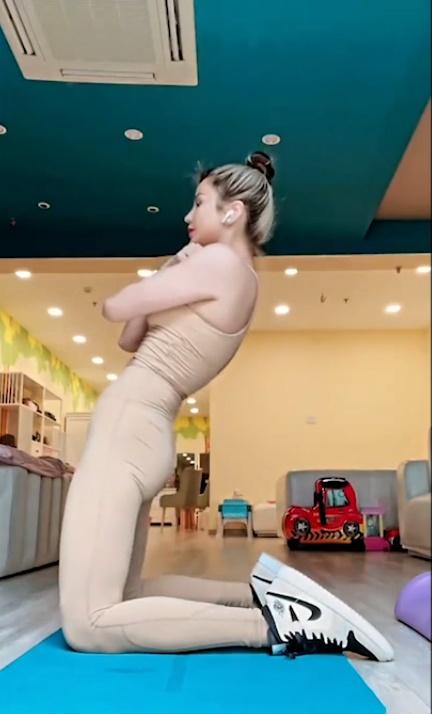 Diệp Lâm Anh 2 lần gây hoang mang vì diện đồ tập nude ngỡ khỏa thân-3