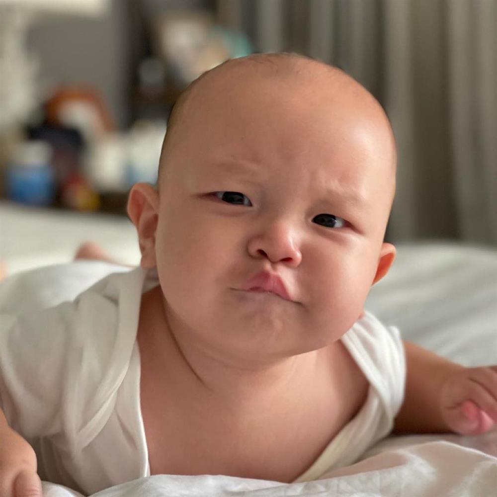 Con trai út Hồ Ngọc Hà tự selfie khoe đôi môi cong cưng xỉu-5