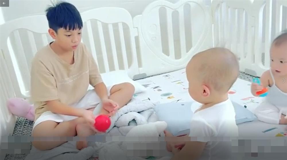 Subeo dạy em song sinh nhận diện màu sắc, kết quả bất ngờ-6