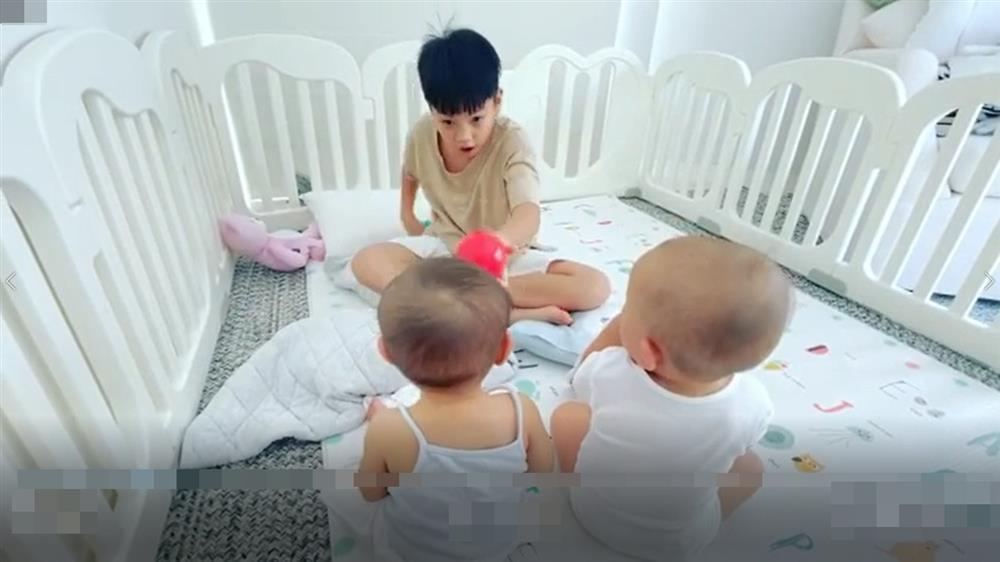 Subeo dạy em song sinh nhận diện màu sắc, kết quả bất ngờ-1