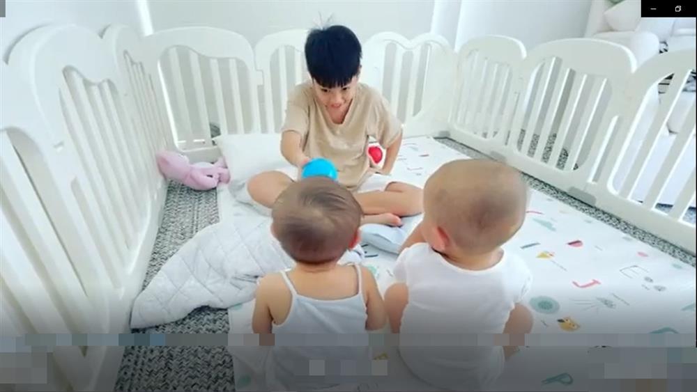 Subeo dạy em song sinh nhận diện màu sắc, kết quả bất ngờ-2