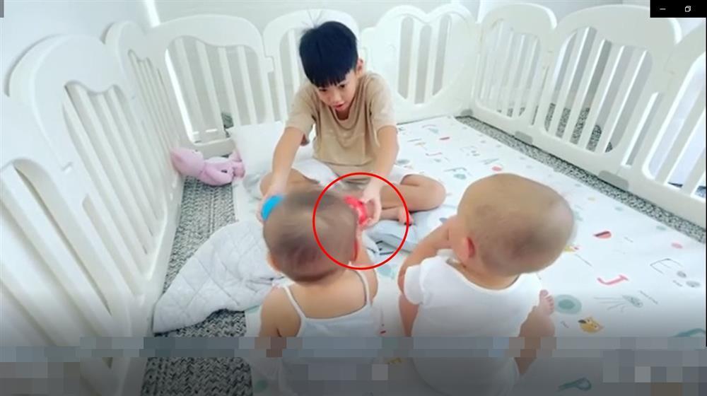 Subeo dạy em song sinh nhận diện màu sắc, kết quả bất ngờ-4