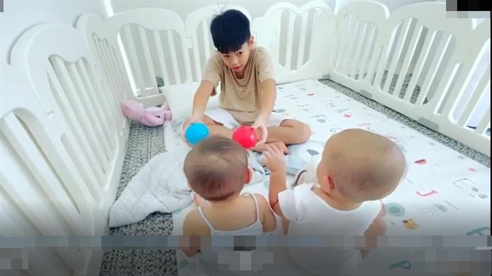 Subeo dạy em song sinh nhận diện màu sắc, kết quả bất ngờ-3