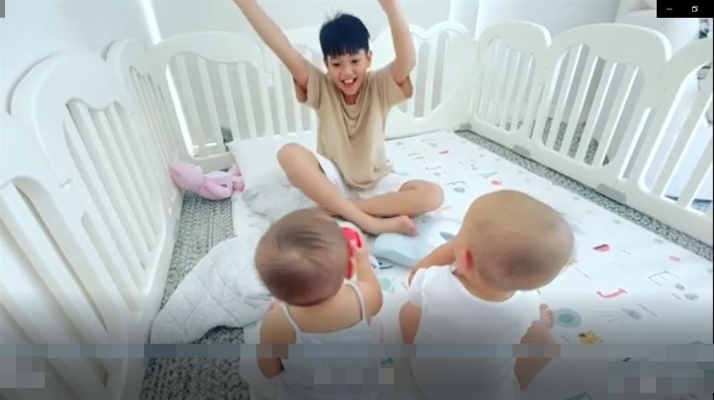 Subeo dạy em song sinh nhận diện màu sắc, kết quả bất ngờ-5