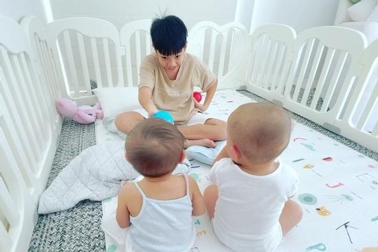 Subeo dạy em song sinh nhận diện màu sắc, kết quả bất ngờ