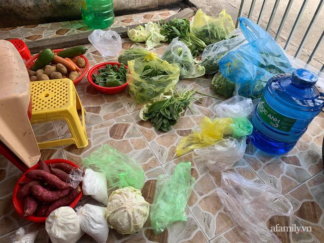 Các anh nuôi bộ đội lái xe rùa vào từng hẻm chuyển nhu yếu phẩm-6