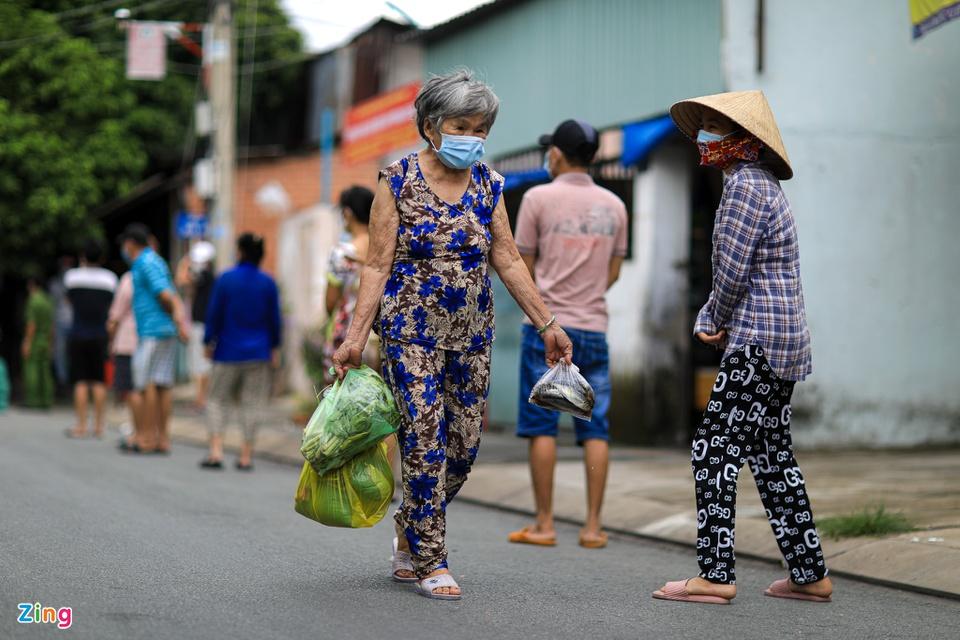 Bộ đội và công an trao gạo, cá tươi tận tay người dân TP.HCM-10