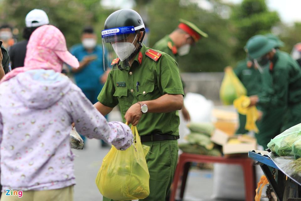 Bộ đội và công an trao gạo, cá tươi tận tay người dân TP.HCM-11