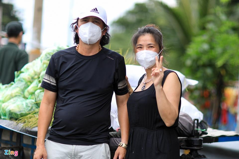 Bộ đội và công an trao gạo, cá tươi tận tay người dân TP.HCM-12