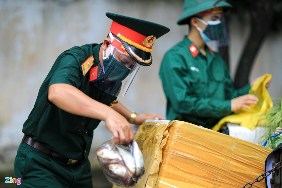 Bộ đội và công an trao gạo, cá tươi tận tay người dân TP.HCM-2