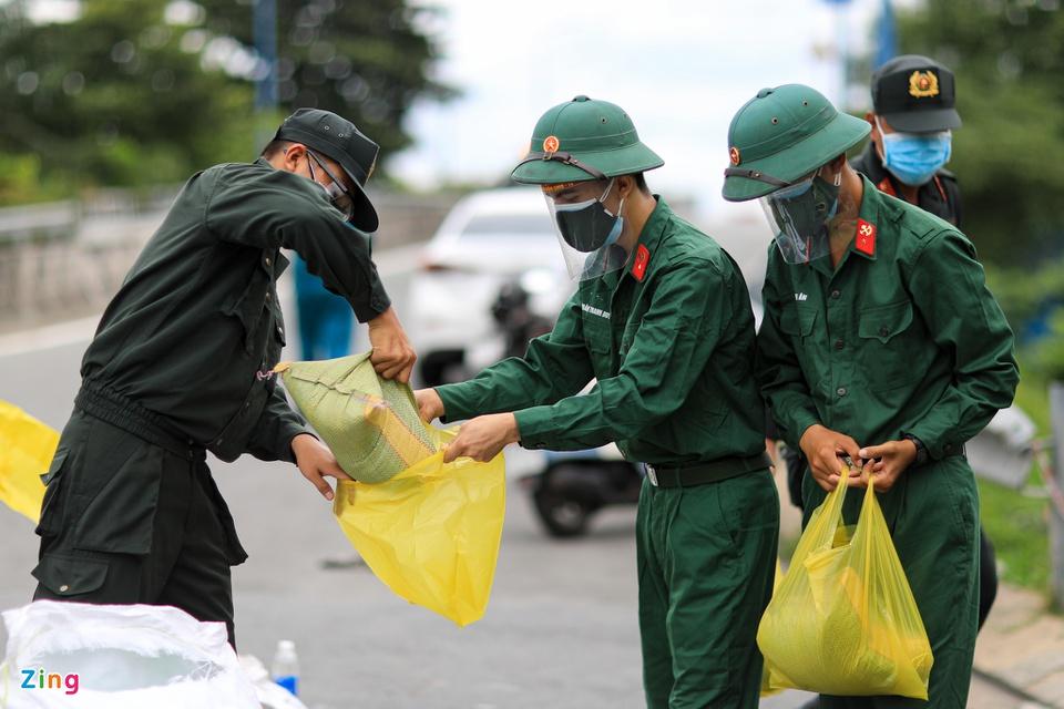 Bộ đội và công an trao gạo, cá tươi tận tay người dân TP.HCM-3