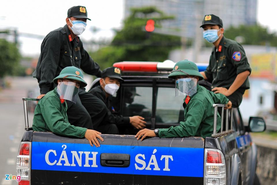 Bộ đội và công an trao gạo, cá tươi tận tay người dân TP.HCM-4