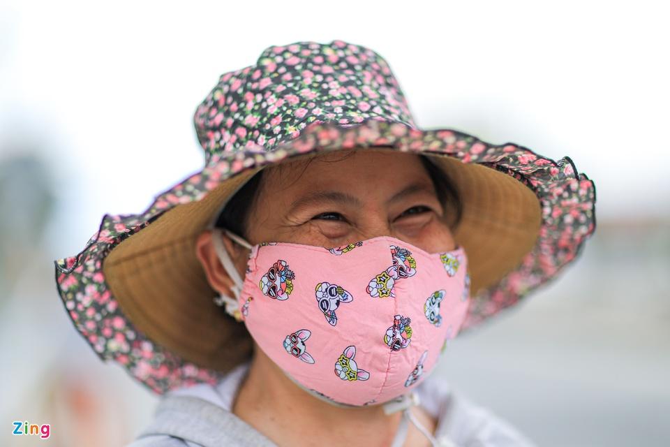 Bộ đội và công an trao gạo, cá tươi tận tay người dân TP.HCM-7