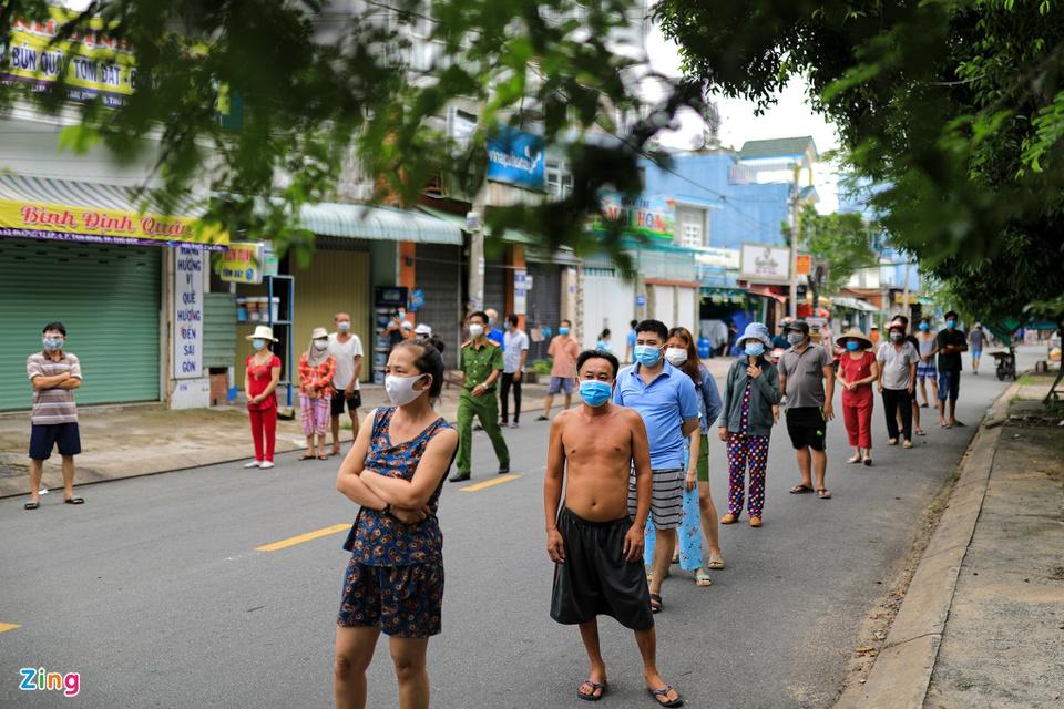 Bộ đội và công an trao gạo, cá tươi tận tay người dân TP.HCM-9