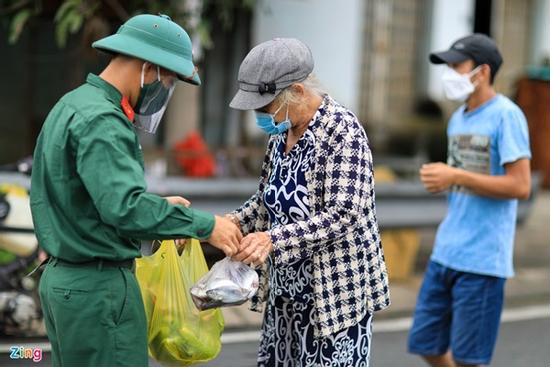 Bộ đội và công an trao gạo, cá tươi tận tay người dân TP.HCM