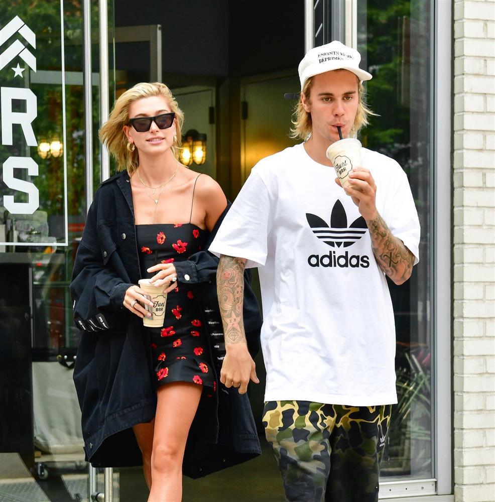 Justin Bieber ăn mặc trẩu tre như mẹ và bé khi sánh đôi cùng vợ-11