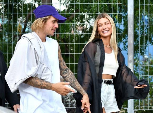 Justin Bieber ăn mặc trẩu tre như mẹ và bé khi sánh đôi cùng vợ-7