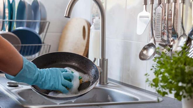 Vì sao không nên rửa chảo dầu mỡ bằng nước nóng?-1