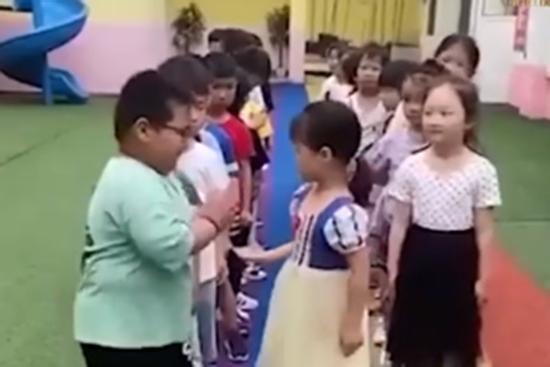 Cô giáo cho chơi trò bắt cặp, cậu bé kén chọn nhận kết đắng mề