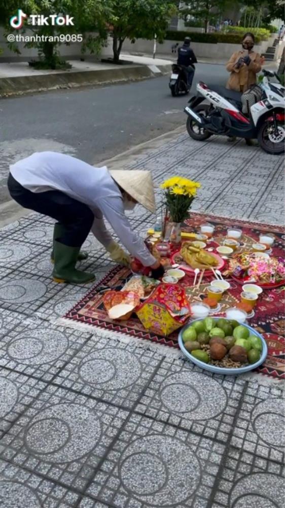 Clip: Cô hồn thảnh thơi, nhảy chân sáo khi nhận lộc cả mâm cỗ rằm-2