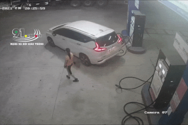 Clip: Thanh niên đi cướp ngân hàng còn mải buôn điện thoại-2