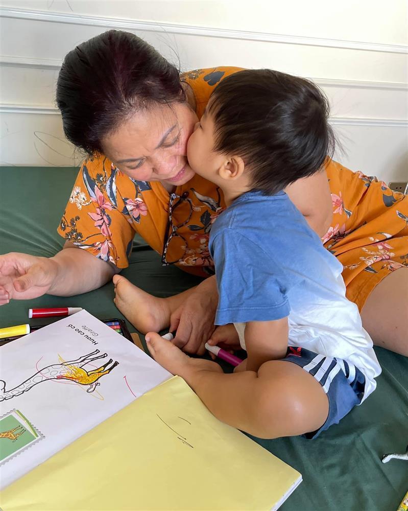 Con trai Hòa Minzy được bà nội quyền lực đặt kỳ vọng-6