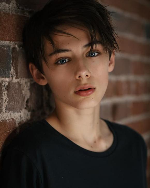 Cậu bé 7 tuổi được mệnh danh đẹp trai nhất thế giới giờ ra sao?-1