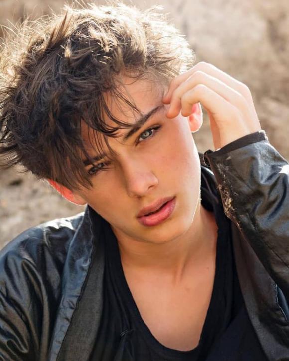 Cậu bé 7 tuổi được mệnh danh đẹp trai nhất thế giới giờ ra sao?-4