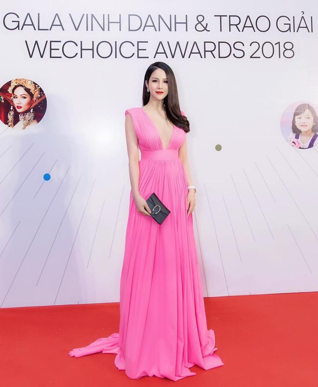 Giữa tin đồn ly hôn, Diệp Lâm Anh chuộng đồ màu hồng khoe vòng 1-10